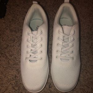 Women’s SZ 8 white shoes. 😊